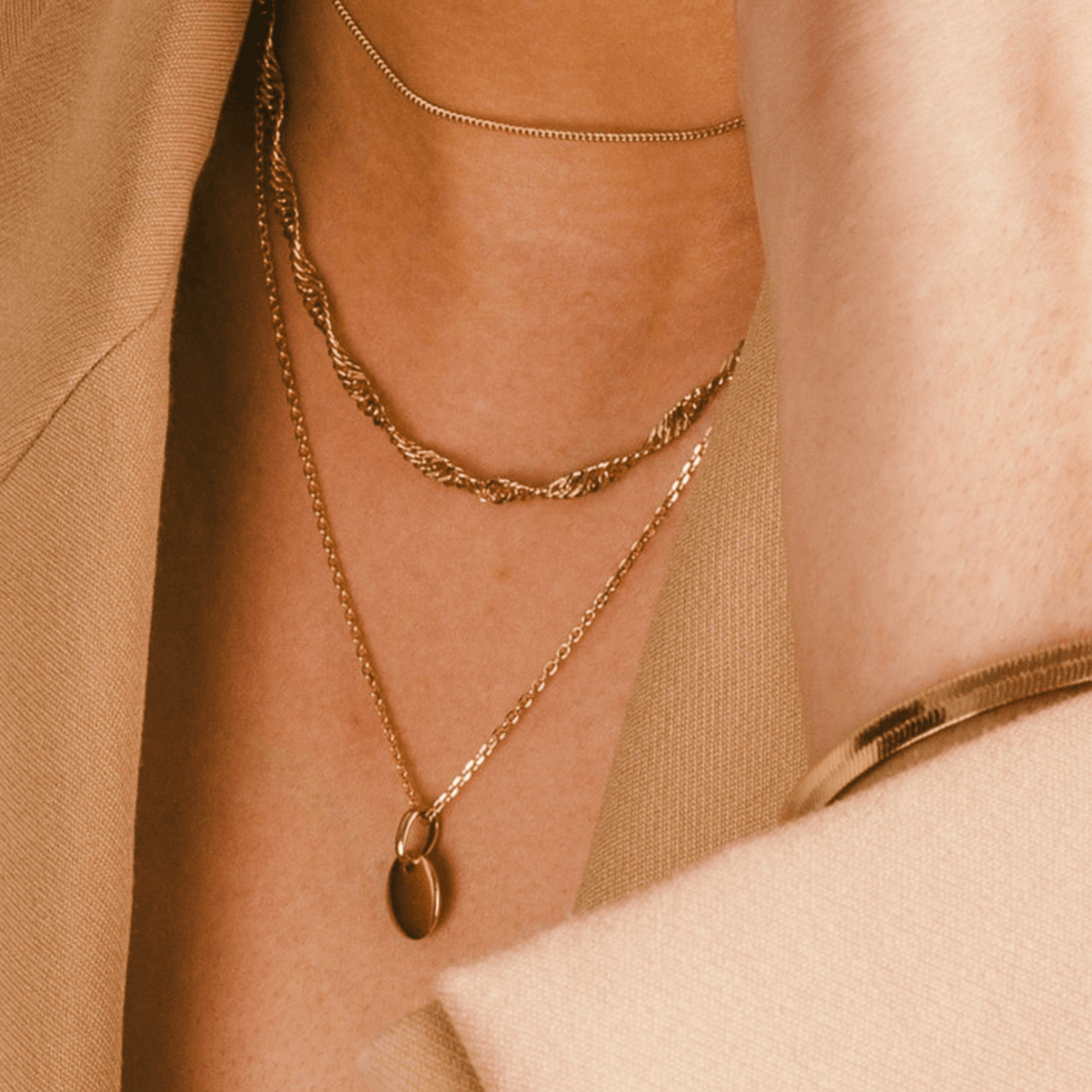 Comment superposer colliers et bracelets sans se tromper ?