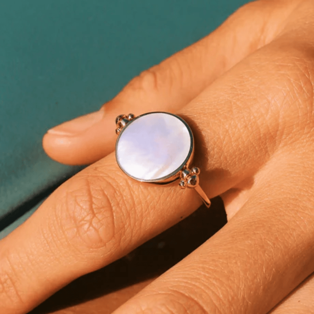 Laissez-vous envoûter par la magie des bijoux en nacre - KUBE STORE